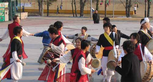 본 공연이 끝난 후 놀이 마당에서 연희자와 관객이 함께 어우러졌다. 